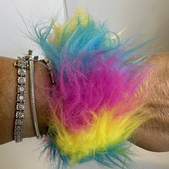 Troll Fur Snap Bracelet Hasbro 2018 Multi Colors 12” - Picture 13 of 15